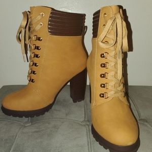 Hot 🔥 heeled boots!